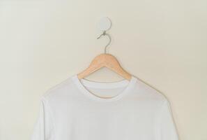 t-shirt hangend met houten hanger foto