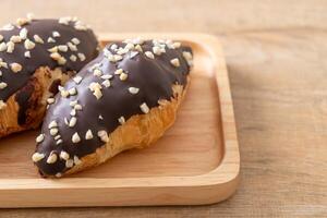 croissant met chocolade en nootjes foto