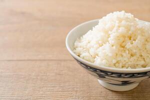 gekookte witte rijstkom foto