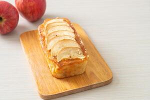 Appelbrood verkruimeld op een houten bord foto