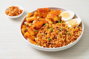 Koreaanse instant noedels met Koreaanse rijstwafel en viskoek en gekookt ei foto