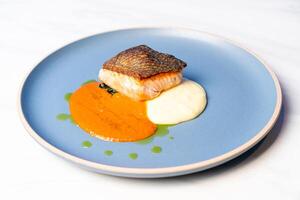 gegrild Zalm steak met puree aardappelen en tomaat saus foto