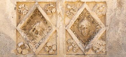 half gewist steen gesneden reliëfs Aan de ruïnes van een gebouw in de oude stad van myra, kalkoen foto