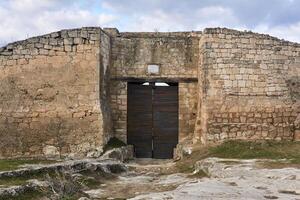 ijzersterk poort naar een middeleeuws stad-fort chufut-boerenkool, Krim foto