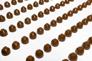 chocola toppings Aan de transportband van een banketbakkerij fabriek detailopname foto