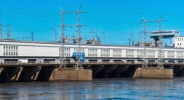 hydro-elektrisch dam Aan een breed rivier, visie van de stroomafwaarts foto