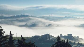 nevelig ochtend- in val d'orcia, Toscane foto