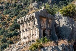 antiek rots graf Aan de berghelling in myra lycische demre, kalkoen foto