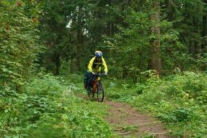 fietsverpakker Aan een spoor in een berg Woud foto