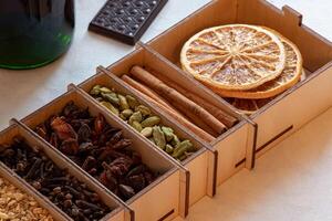 reeks van specerijen voor overwogen wijn in een houten doos foto