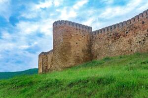 muur van een oude vesting tegen de backdrop van een natuurlijk landschap, naryn-kala citadel in debent foto