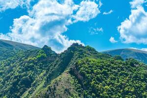 silhouetten van de gebouwen van de verlaten dorp van gamsutl Aan een berg top in dagestan kijken Leuk vinden de ruïnes van een kasteel foto