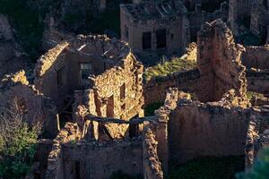 top visie van de ruïnes van de gebouwen van de onbewoond dorp van gamsutl in dagestan foto