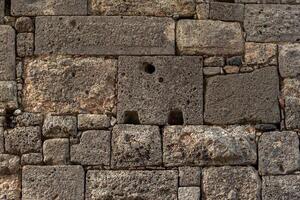 achtergrond - antiek steen muur gemaakt van groot blokken van divers maten en vormen foto