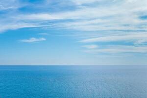 leeg zeegezicht, blauw zee en lucht naar horizon foto