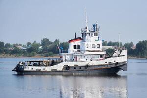 sleepboot Aan de kama rivier- in permanent krai, Rusland foto