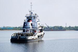 sleepboot Aan de kama rivier- in permanent krai, Rusland foto