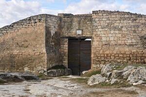 ijzersterk poort naar een middeleeuws stad-fort chufut-boerenkool, Krim foto