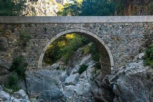 oude Romeins brug over- een schaduwrijk kloof in de Kesme bogazi Ravijn, kalkoen foto