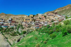 oude berg dorp chok Aan een rotsachtig helling in dagestan foto