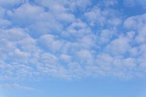 achtergrond - blauw lucht met cirrocumulus wolken foto