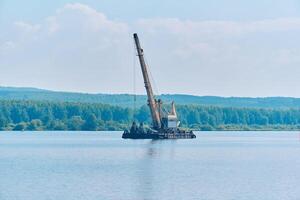 baggerschip is werken naar verdiepen de fairway Aan de rivier- foto