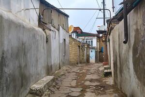 oud traditioneel straat in Magalen van derbent, dagestan foto