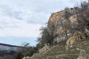 winter landschap van centraal Krim met rotsachtig kliffen Bij de rand van de cuesta foto
