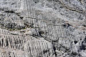 oppervlakte van een puur klif, bekleed met verticaal groeven - sporen van een nu gesmolten gletsjer foto