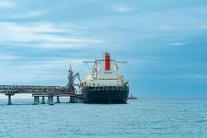 lng tanker gedurende bezig met laden Bij een vloeibaar gemaakt natuurlijk gas- offshore terminal foto