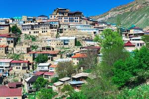 huizen Aan een rotsachtig helling in de berg dorp van chok in dagestan foto