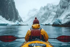 ai gegenereerd kayaker Aan een zee kajak in besneeuwd arctisch baai foto