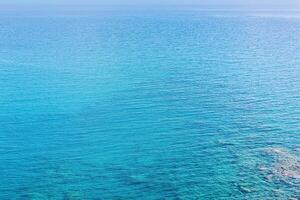 marinier achtergrond, transparant blauw kust- kust- over- koraal rif foto
