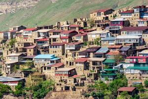 visie van de berg dorp chok Aan een berghelling in dagestan foto