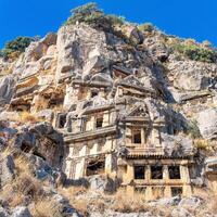 ruïnes van een rotsachtig necropolis met graven gesneden in steen in myra lycische foto