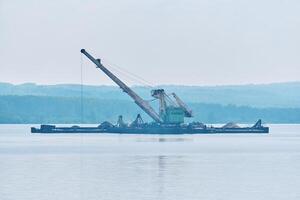 baggeren boot is werken naar verdiepen de fairway Aan de rivier- foto