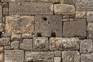 achtergrond - antiek steen muur gemaakt van groot blokken van divers maten en vormen foto