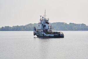 sleepboot Aan de kama rivier- in permanent krai, Rusland foto