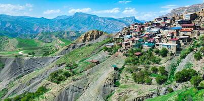 oude berg dorp chok over- rotsachtig vallei in dagestan foto