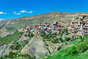 huizen Aan een rotsachtig helling in de berg dorp van chok in dagestan foto