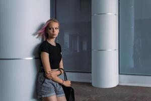 portret van een tiener- meisje Aan een stedelijk achtergrond foto