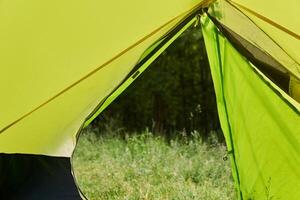 visie van de wandelen koepel tent naar de Woud in zomer foto