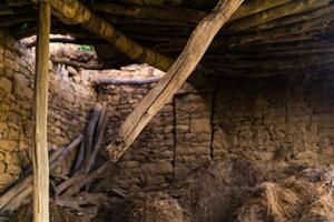 ruïnes van een vernietigd traditioneel Onderdaan huis foto