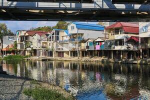de bank van de dagomys rivier- is gebouwd omhoog met klein huisjes met garages voor boten foto