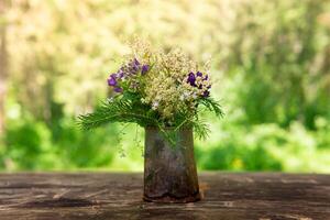 boeket van wild planten in een roestig blik kan foto