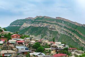 berg dorp tegen de backdrop van een rotsachtig berg, gunib in dagestan foto