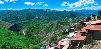 huizen Aan een rotsachtig helling in de berg dorp van chok in dagestan foto