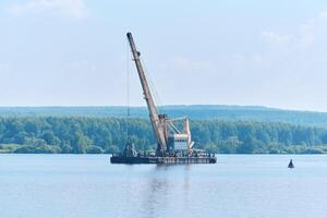 baggerschip is werken naar verdiepen de fairway Aan de rivier- foto