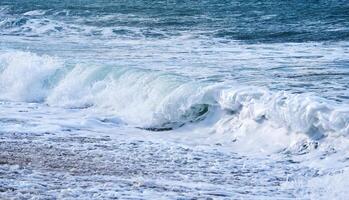 zee surfen met schuim en rollend Golf foto