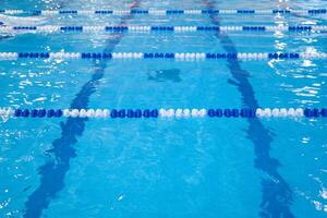 fragment van de wedstrijd zwembad met blauw water en gemarkeerd zwemmen rijstroken foto